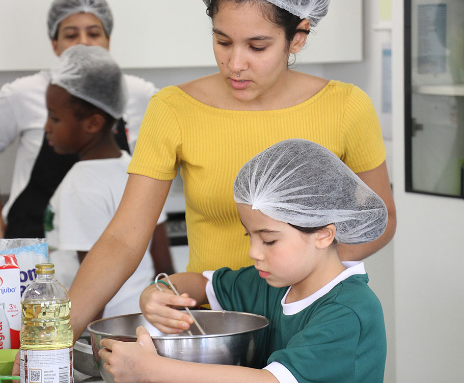 Alunas cozinhando