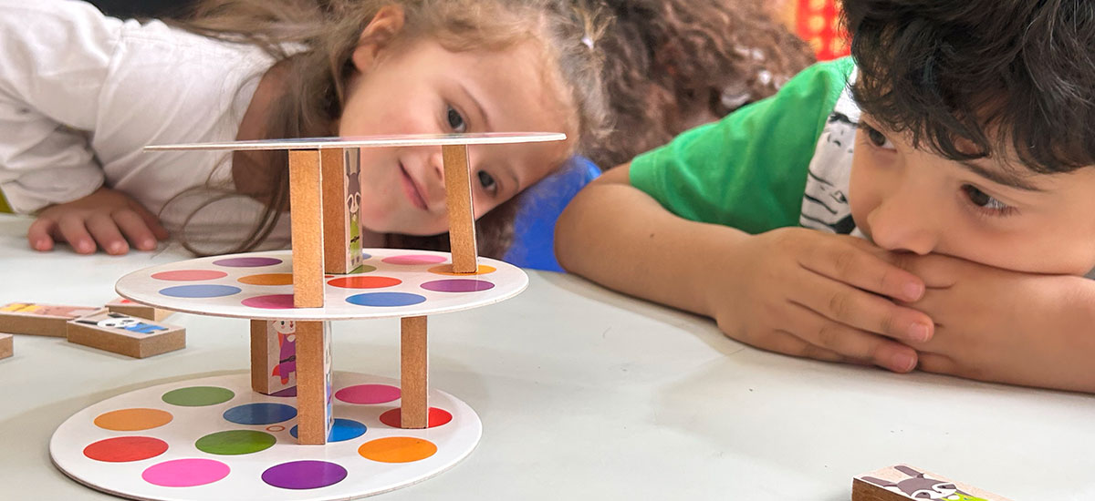 Aprender na infância é experimentar o mundo. Aprender na infância é experimentar o mundo.